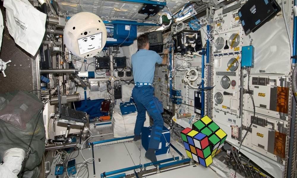 CIMON, robot volador con Inteligencia Artificial, tripulante de la Estación Espacial Internacional