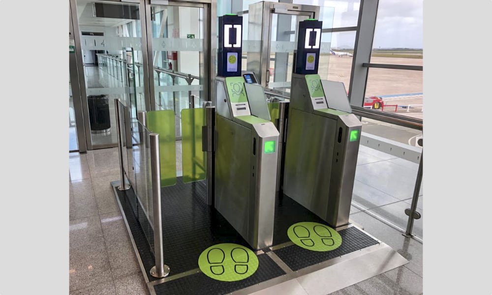 puerta biometrica de autoembarque - Aeropuerto Menorca
