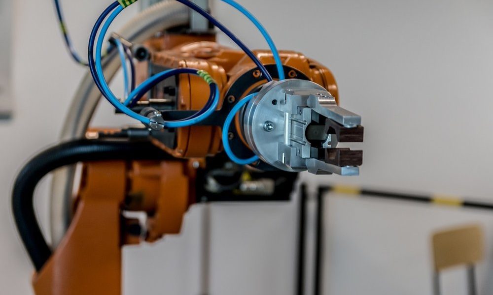 Investigadores "enseñan" a los robots a conectar sentidos como la vista y el tacto