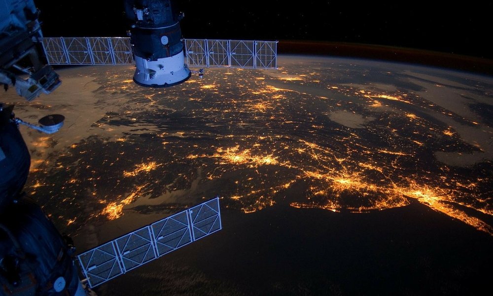 Amazon solicita permiso a la FCC para lanzar miles de satélites de Internet al espacio