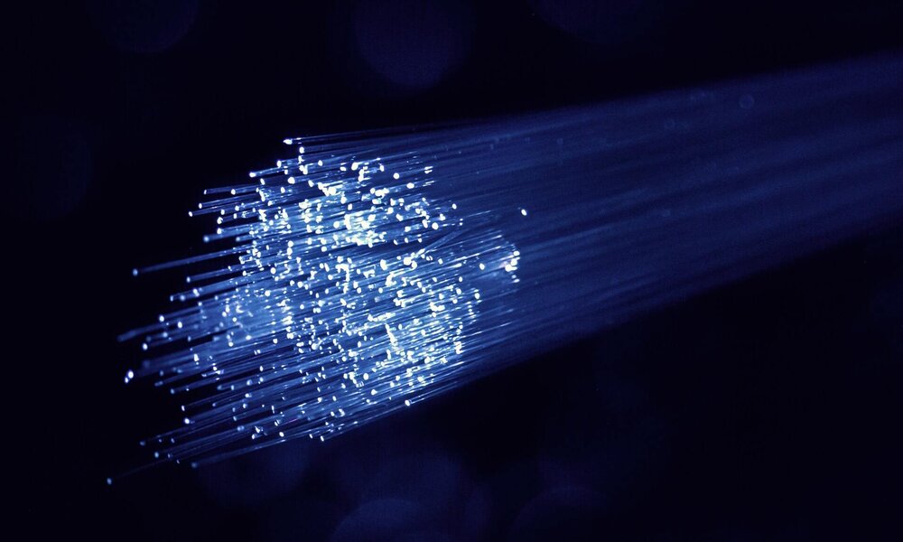La fibra óptica hasta el hogar, principal modo de acceso a Internet en municipios de más de 1.000 habitantes