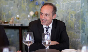 Armando Nieto Ranero (presidente de Divina Seguros),