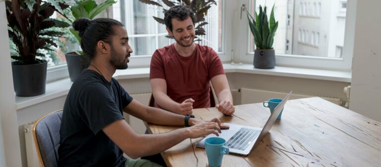 Trabajo en tecnología en 2023: en qué sectores buscarlo y qué demandan las empresas