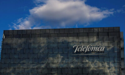 Telefónica se abre a negociar un acuerdo con Vodafone sobre la red de fibra en España