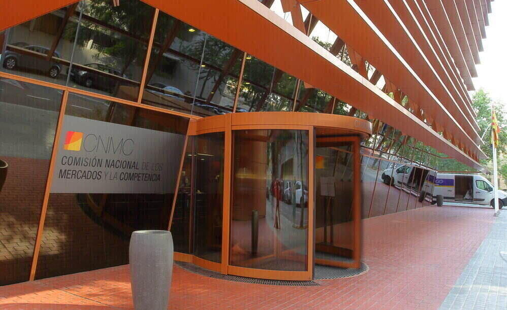 La CNMC multa con 194 millones a Amazon y Apple por restringir la competencia