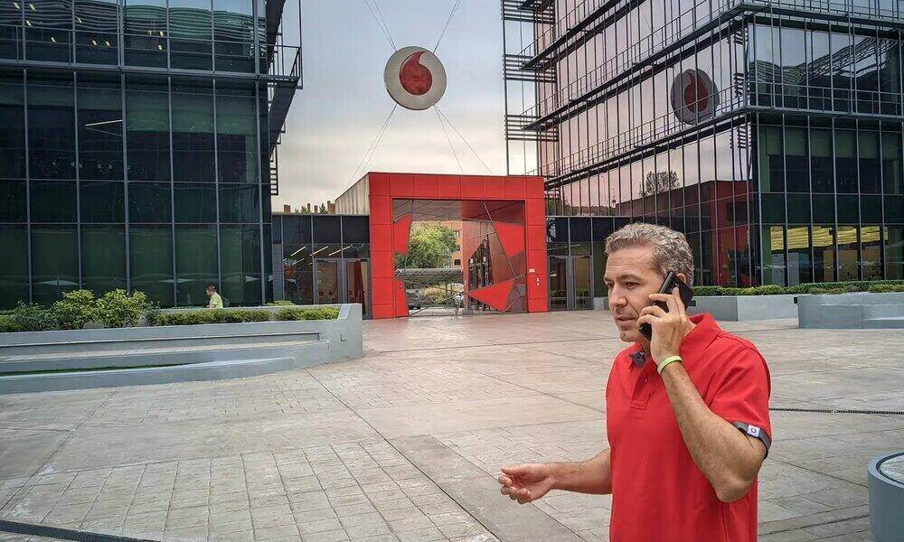 Un ingeniero de Vodafone España recibe la primera llamada 5G del espacio con un teléfono convencional