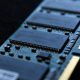 Demandan a Samsung, SK Hynix y Micron por acordar mantener la escasez de RAM para subir precios