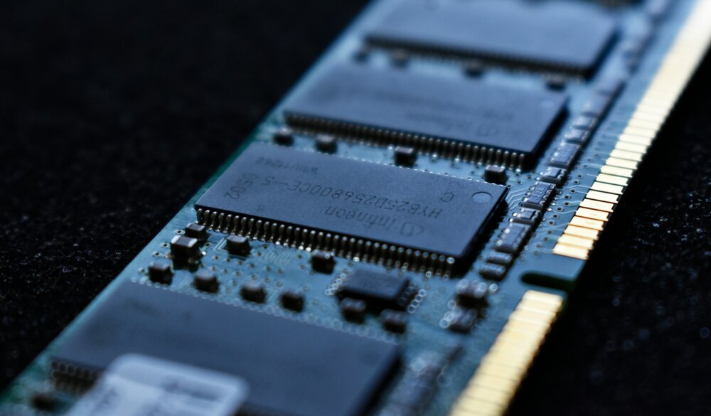 Demandan a Samsung, SK Hynix y Micron por acordar mantener la escasez de RAM para subir precios