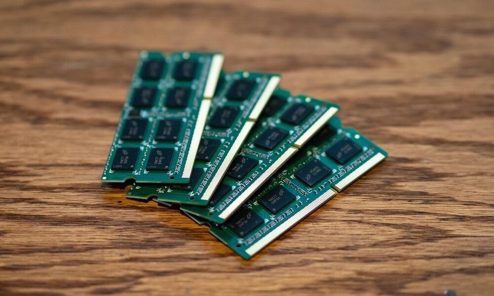 China pisa fuerte en memoria RAM: CXMT ya produce chips LPDDR6 e YMTC quiere ser líder en NAND