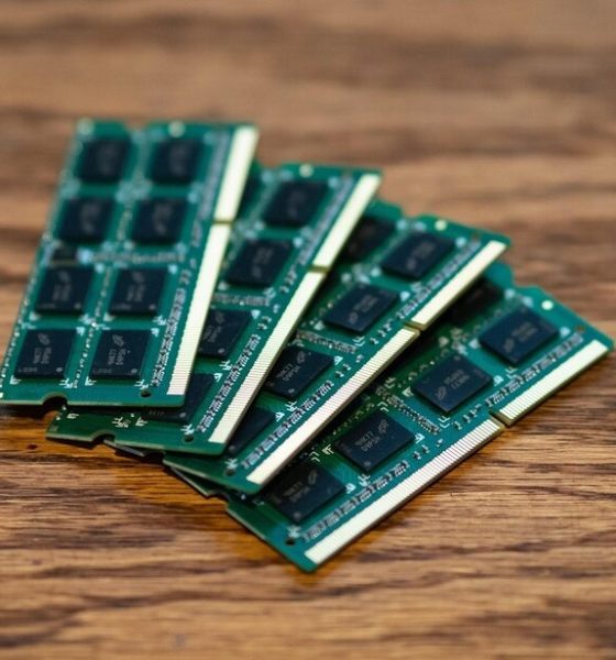 China pisa fuerte en memoria RAM: CXMT ya produce chips LPDDR6 e YMTC quiere ser líder en NAND