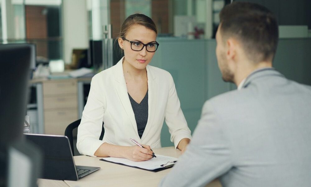Para 2029, las empresas tendrán que recontratar al 30% de empleados que despidieron por la IA