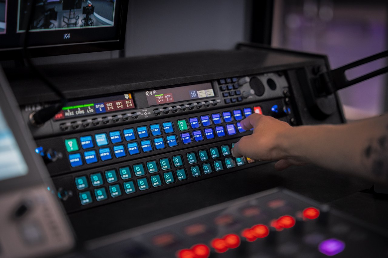 Operador lanzando acciones desde un Stream Deck Studio montado en rack