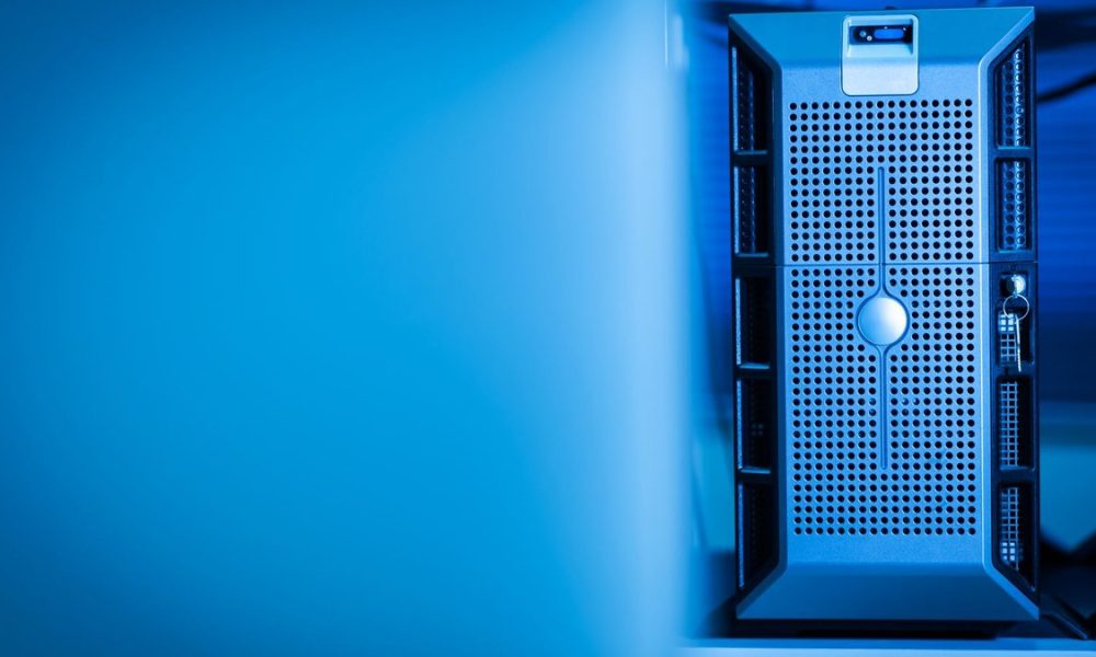 Servidor en un centro de datos iluminado en azul