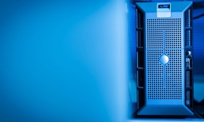 Servidor en un centro de datos iluminado en azul