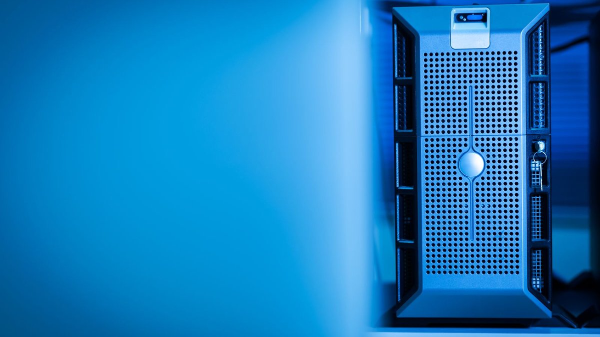 Servidor en un centro de datos iluminado en azul