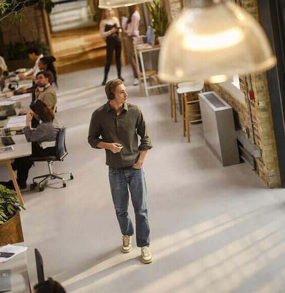 La IA cambia cómo trabajamos, pero no rebaja la carga laboral